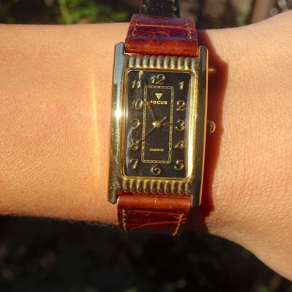 Genuine Leather Focus Japan Movement Women's Watch *Damaged, Works/Needs Battery - Picture 5 of 7